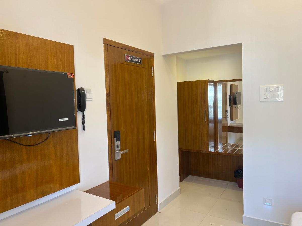 Le Hotel Host Tiruchirappalli ภายนอก รูปภาพ