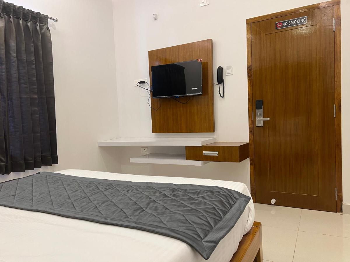 Le Hotel Host Tiruchirappalli ภายนอก รูปภาพ